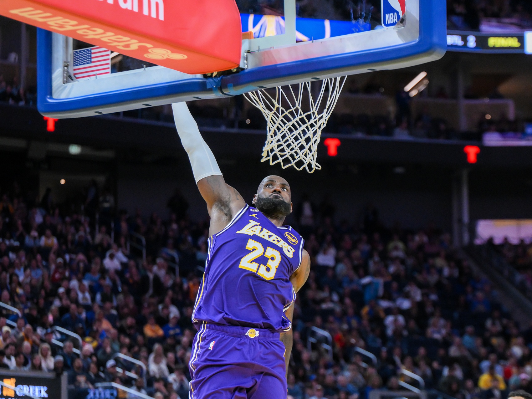 九游手游中心-生涯场均20+5+5赛季次数：詹姆斯23次断档领先 第二名仅10次